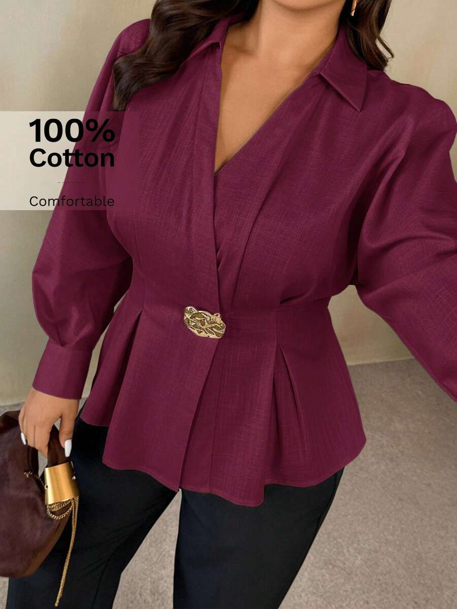 Auralis Blusa feminina plus size de manga comprida, ideal para outono/inverno/primavera. Blusa branca com pregas assimétricas e fivela metálica decorativa. Elegante modelo envelope com decote cruzado. Blusa romântica francesa para o trabalho. - Borgonha - Ver 1