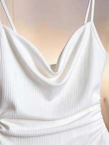 SHEIN PETITE 2026夏季新款白色直條紋垂領緊身連體衣，細肩帶貼身抓皺設計，法式極簡風，適合約會、通勤、派對、居家場景，高彈親膚面料，貼身剪裁 - 白色 - 查看 4