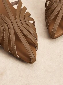 Rosivie Giày sandal đế bằng mũi nhọn màu caramel dành cho nữ, thiết kế quai chữ T rỗng, gót thấp thoải mái, kiểu dáng retro mùa hè, thích hợp đi biển hoặc đi làm. - Màu nâu nhạt - Xem 10