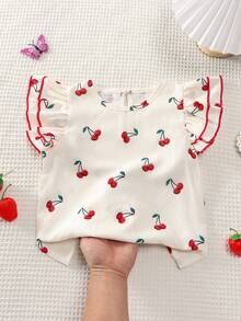 SHEIN Genkimix Kids Áo thun ngắn tay in hình quả anh đào cho bé gái, tươi tắn và năng động, cổ tròn với hai lớp bèo nhún ở vai, viền đỏ, ngọt ngào và tràn đầy năng lượng, thích hợp cho các hoạt động đi chơi và vui chơi hàng ngày. - Đỏ và trắng - Xem 6