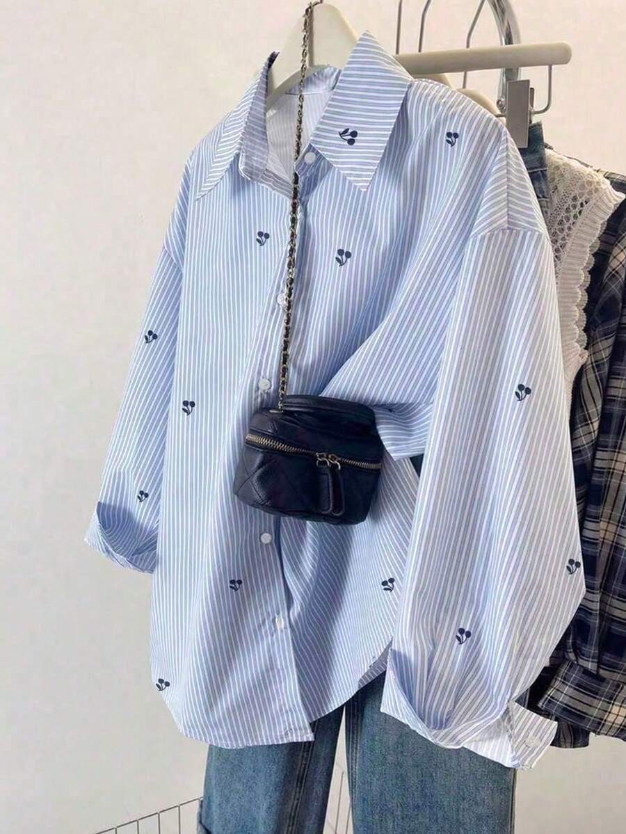 SHEIN Áo sơ mi dài tay dáng rộng họa tiết quả anh đào sọc xanh trắng dành cho thiếu nữ, mùa thu. - Xanh và trắng - Xem 1