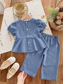 SHEIN 女嬰牛仔套裝 夏季新品 時尚休閒風 彼得潘領短袖上衣+牛仔長褲 2件組 中藍色水洗 腰部荷葉邊設計搭配可愛蝴蝶結刺繡 寬鬆A字版型 鬆緊腰帶 輕量柔軟棉質牛仔布 親膚舒適 時尚女嬰必備 簡約休閒適合夏季穿著 日常出遊、派對、音樂節、度假等多用途 新上市女嬰牛仔套裝 - 中等水洗藍 - 查看 2