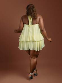 CurvyTilda Vestido mini elegante amarillo claro con cuello halter, cintura anudada, holgado, con volantes en el bajo, talla grande para mujer, para fiesta de verano, para Body de reloj de arena - Amarillo - Ver 2