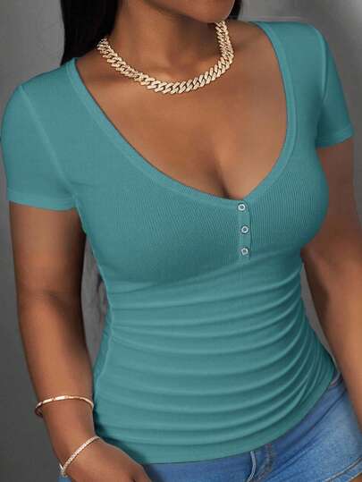 Slaydiva قميص نسائي أبيض أساسي متعدد الاستخدامات بياقة على شكل حرف V وأكمام قصيرة مع طيات جانبية وقصة ضيقة، مناسب للارتداء اليومي والسفر والعودة إلى المدرسة والتخرج والتجمعات الاجتماعية والمناسبات الرسمية وارتداء الفطور والمطار، قطعة أساسية تناسب كل المناسبات