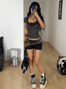 Coolane 女款夏季演唱會Y2K日常穿搭Grunge街頭風休閒蕾絲拼接圖案條紋胸衣V領短版T恤 - 深灰色 - 查看 5
