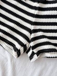 SHEIN Bộ đồ 2 mảnh dành cho bé gái và thiếu niên, chất liệu dệt kim kẻ sọc đen trắng, kiểu dáng thể thao năng động, rộng rãi, cổ tròn, tay ngắn và quần short in họa tiết, thích hợp cho hoạt động thể thao đường phố mùa hè. - Đen và trắng - Xem 4