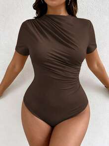 Elenzga Bodysuit Wanita Ukuran Besar Musim Panas Cokelat Musim Gugur Elegan untuk Sehari-hari, Leher Bulat Lengan Pendek Desain Asimetris Elastis Berkerut Bodysuit Kerja Serbaguna - Mocha Brown - View 6