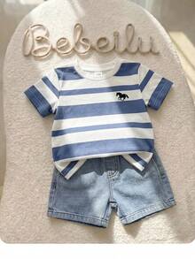 Outfit casual per bambino maschio con maglietta a maniche corte a girocollo con stampa a righe Mustang e pantaloncini di jeans - Bianco - Visualizzare 4