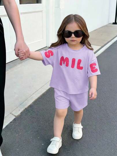 SHEIN Bộ áo thun ngắn tay và quần short dệt kim in chữ dễ thương cho bé gái sơ sinh mùa hè.