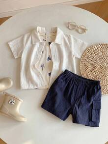 SHEIN Bộ 3 món/set áo sơ mi kẻ sọc vàng, áo thun trắng in hình, quần short xanh, trang phục đi chơi mùa hè dễ thương cho bé trai, set áo thun vui nhộn cho trẻ em - Nhiều màu - Xem 7