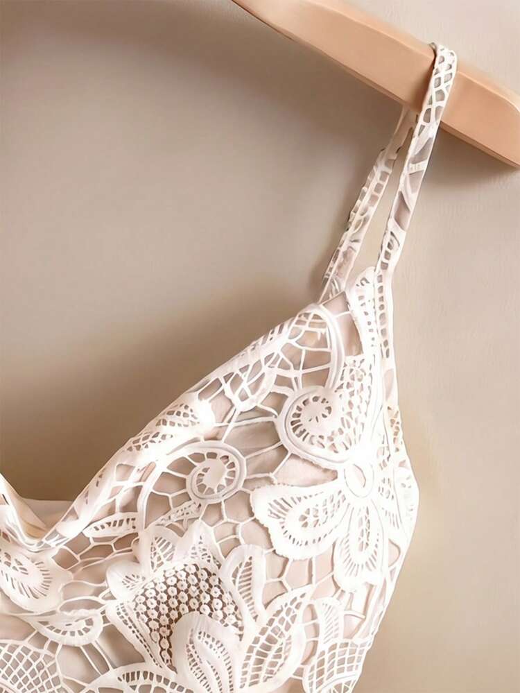 SHEIN Franclia 新款歐美時尚細肩帶設計垂領無袖修身性感印花連身褲女款，女款春/夏連身褲，無袖上衣，春季服飾，夏季穿搭，度假，外出，Y2K，春季，夏季，返校，休閒，海灘，商務，百搭，性感，女款杏色蕾絲印花連身褲 - 杏色 - 查看 5