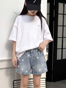 SHEIN Explorewe Quần short denim cho bé gái mùa hè kiểu Y2K mới, màu xanh nhạt, chất liệu denim mài với họa tiết ngọc trai và đá đính kèm, dáng rộng, ống thẳng, mềm mại, thoải mái, làm từ vải cotton denim, thích hợp mặc hàng ngày trong kỳ nghỉ hè, lễ hội âm nhạc, đi học, tiệc tùng. Trang phục mùa hè hoàn hảo cho kỳ nghỉ hè, lễ hội âm nhạc, trường học, tiệc tùng. - Rửa nhẹ - Xem 3