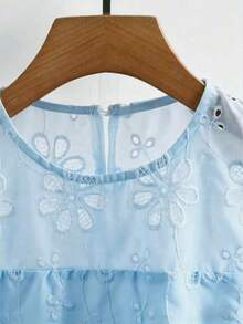 GlowEve 女款刺繡布料圓領無袖百褶雪紡A字下擺優雅浪漫度假襯衫洋裝，淺藍色花卉夏季款 - 藍色 - 查看 3