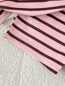 SHEIN 這款 2 件組女嬰休閒簡約舒適可愛套裝，採用紋理布料與裝飾貼布設計，包含背心上衣與直筒長褲，非常適合春夏季穿著 - 彩色 - 查看 4