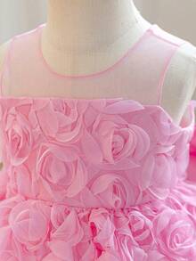 SHEIN Glamorique Kids 女嬰粉色3D花朵洋裝，網紗緞面泡泡袖，後背蝴蝶結綴珠派對禮服，玫瑰花選美禮服，適用婚禮、生日、表演 - 淺粉色 - 查看 6