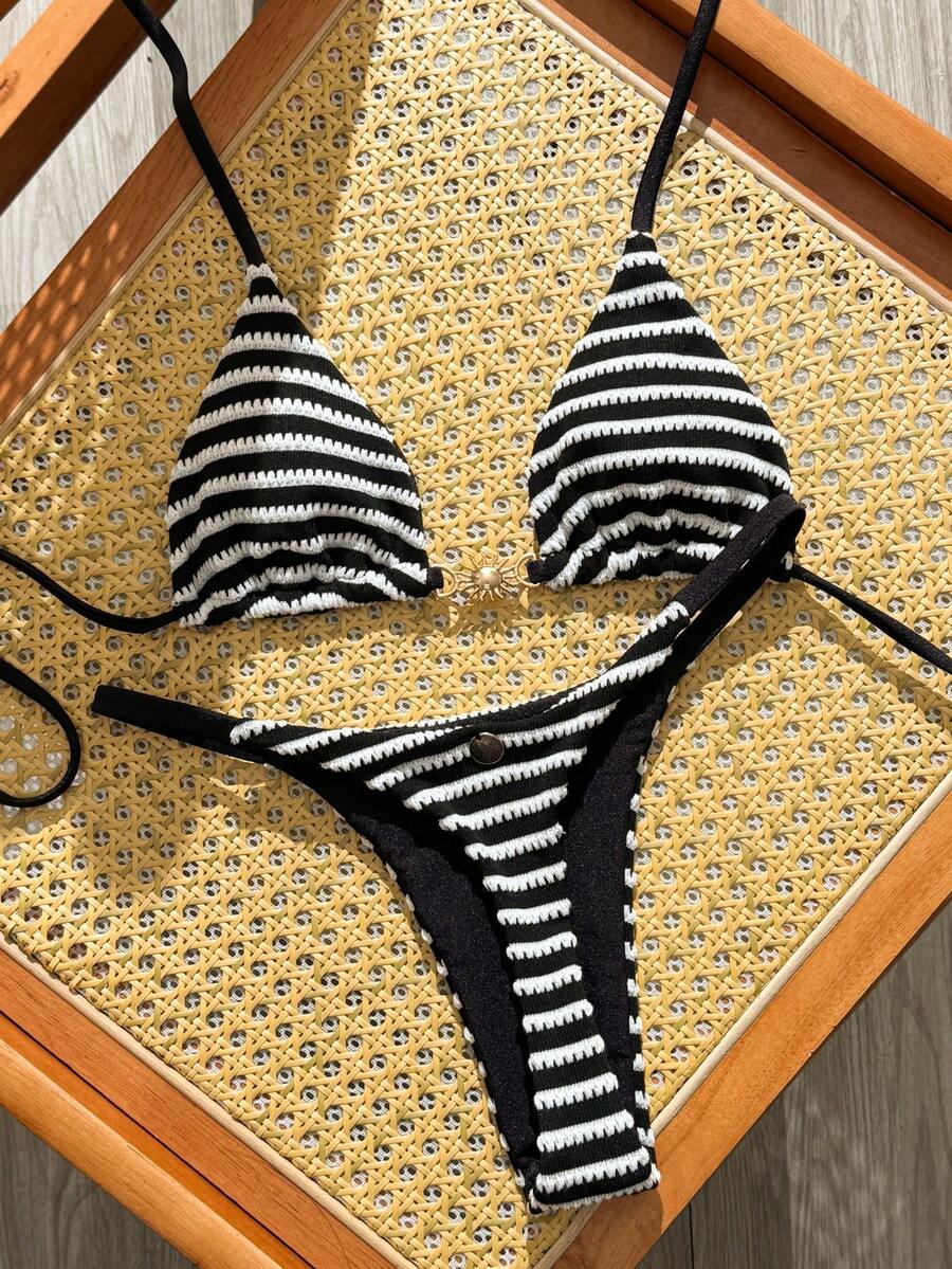 Swim Mod 女款 26SS 春夏新款 條紋紋理面料 金屬裝飾 V領露背 三角式繞帶 抓皺三角比基尼兩件式泳衣,海灘度假 - 黑色 - 查看 1