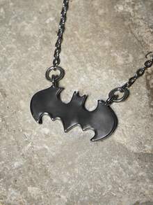 BATMAN X SHEIN 1. 锌合金镀层枪形黑色蝙蝠吊坠项链，适合女士日常休闲穿着 - 黑色 - 查看 4