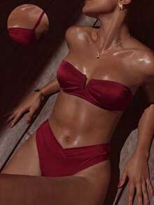 Swim Vcay Nuevo conjunto de bikini de 2 piezas de Swim Chiccia, estilo elegante y minimalista para vacaciones en la playa. Top bandeau con detalle de escote en V y tirante halter desmontable, Bottom con corte alto en V. Acabado satinado brillante de tela elástica y de secado rápido. Perfecto para vacaciones de verano, fiestas en la piscina, vacaciones en la playa, festivales de música, bodas y atuendos de primavera. - Burdeos - Ver 1