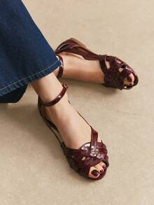 Rosivie Giày sandal nữ dệt rỗng, mũi vuông kiểu La Mã cổ điển, sandal đế bằng da bóng màu đỏ tía có khóa cài, giày đi làm hàng ngày, giày đi biển. - Rượu vang đỏ - Xem 4