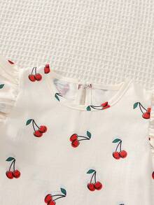 SHEIN Genkimix Kids Áo thun ngắn tay in hình quả anh đào cho bé gái, tươi tắn và năng động, cổ tròn với hai lớp bèo nhún ở vai, viền đỏ, ngọt ngào và tràn đầy năng lượng, thích hợp cho các hoạt động đi chơi và vui chơi hàng ngày. - Đỏ và trắng - Xem 5