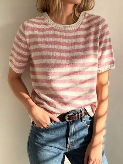 SHEIN Holidaya 大尺碼女款春/夏休閒風：簡約、百搭且柔美。純色、柔軟毛絨質感針織。圓領、前綁帶、短袖、寬鬆版型大尺碼開襟衫。非常適合春夏季。大尺碼女款春/秋休閒風：簡約、百搭且復古。粉色與米色拼接條紋配隨機印花。圓領、短袖、寬鬆版型大尺碼針織上衣。非常適合春夏季。