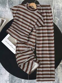 SHEIN 少女春夏纯色咖啡色立体压纹字母图案针织圆领休闲宽松短袖T恤上衣搭配休闲宽松长裤套装，适合上学、日常、各种场合，是返校季和校园穿搭的理想之选。 - 咖啡棕 - 查看 2