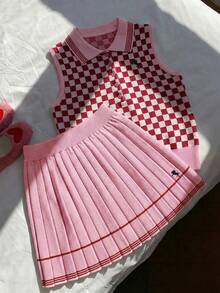 Comfortcana Bộ đồ nữ thường ngày 2 món: Áo gile cổ lọ dệt kim họa tiết hiệp sĩ và chân váy ngắn xếp ly dệt kim kẻ caro, màu đỏ. - Đỏ - Xem 5