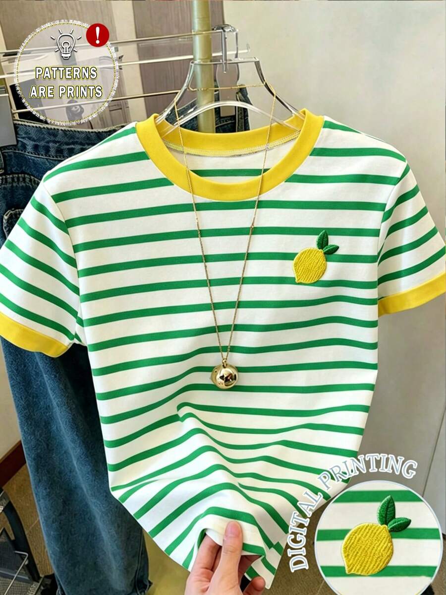 一件少女休闲舒适时尚甜美可爱仿刺绣黄色柠檬图案T恤，搭配绿色条纹撞色领口和袖口，圆领短袖设计，适合外出、度假、家庭、学校、运动和休闲等场合，清爽夏季服装。