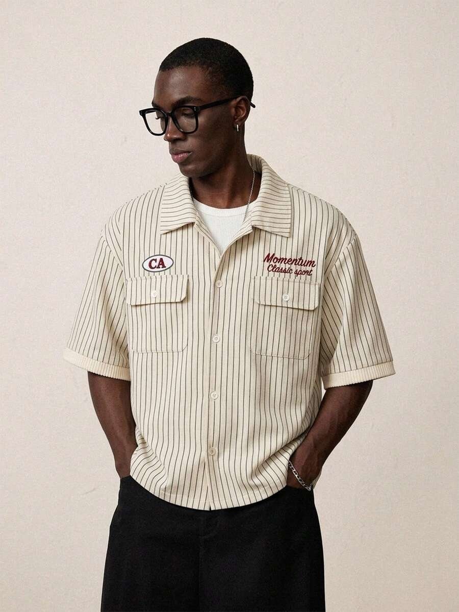 STYNVO Camisa de manga corta casual de verano para hombres con botones delanteros, rayas y bordado de letras - Beis - Ver 1