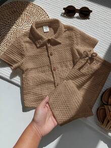 Conjunto de camisa de manga corta blanca con diseño calado y transpirable, y pantalón de pierna ancha para niños. Conjunto casual, tradicional y versátil, adecuado para primavera, verano, otoño, uso diario, deportes, salidas, escuela, reuniones, vacaciones, sesiones de fotos y vuelta al cole. - Caqui - Ver 5