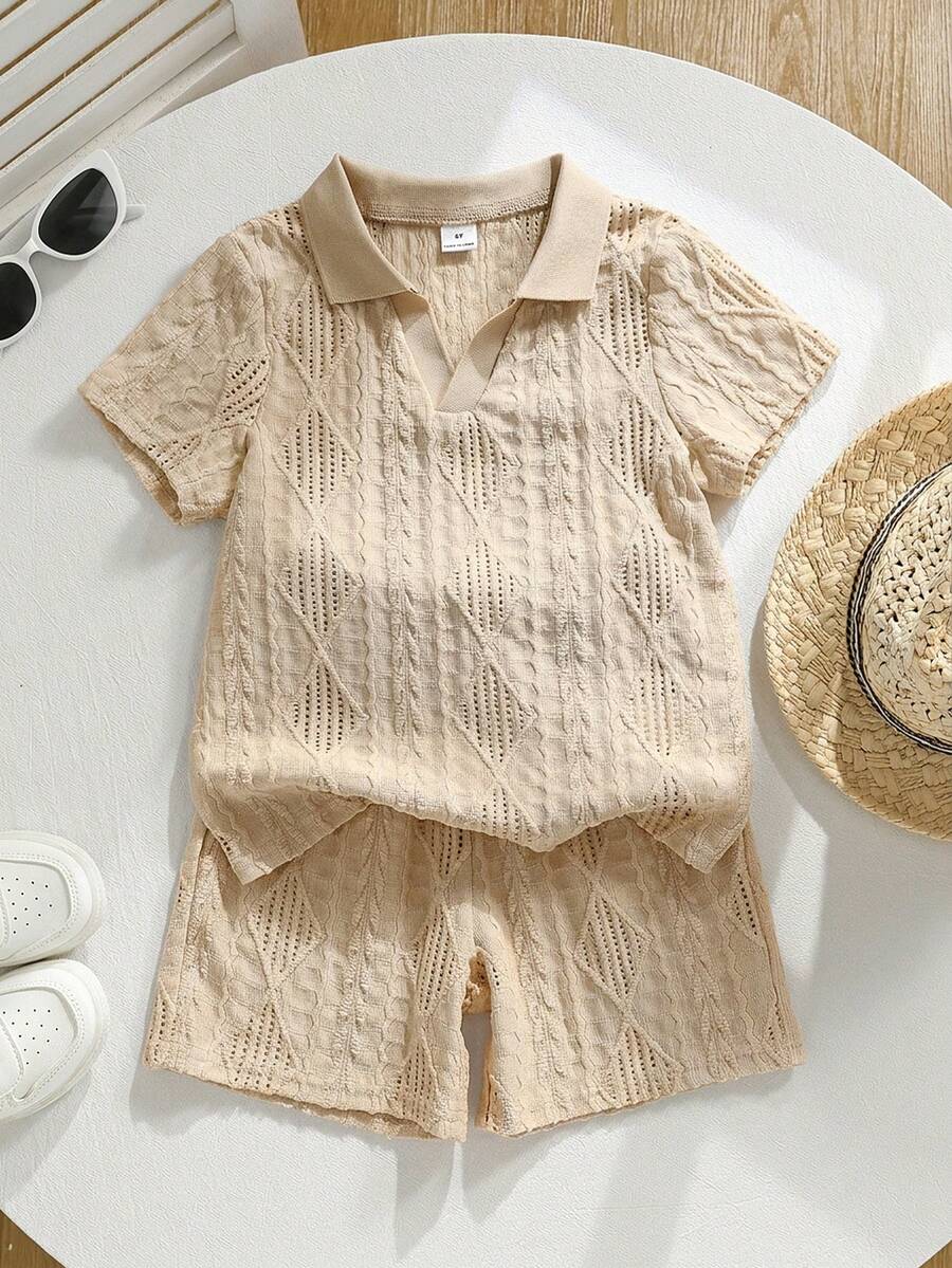 SHEIN 两件装男童舒适休闲度假风 Polo 衫，翻领拉链设计，搭配同款纹理面料短裤，适合户外玩耍、街头摄影、派对、城市漫步等场合。 - 卡其色 - 查看 1