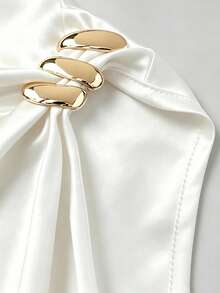 Franclia Mono ajustado con cuello asimétrico, decoración de hebilla metálica y cintura fruncida - Blanco - Ver 3