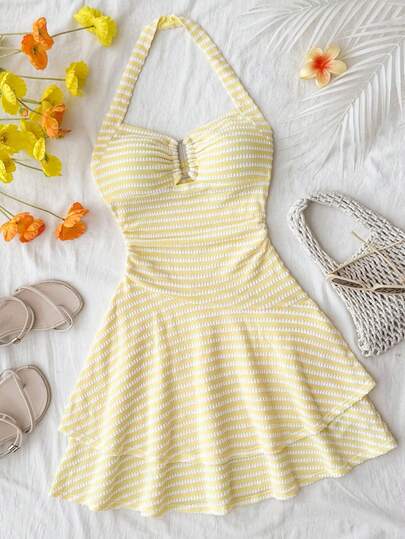 SHEIN Đầm trẻ em gái tuổi teen mùa xuân hè mới, thích hợp cho kỳ nghỉ biển. Màu trắng ngà nhạt, chất liệu dệt kim kẻ sọc, kiểu dáng thanh lịch, cổ yếm buộc dây phía trước, xếp ly trang trí kim loại, viền bèo nhún nhiều tầng, đầm ngắn đáng yêu.
