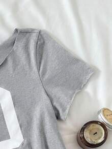 SHEIN Tween女孩休閒街頭時尚復古學院風數位印花不對稱肩寬鬆版型個性化插肩袖短版針織舒適純棉素色T恤皇家藍 - 灰色 - 查看 4