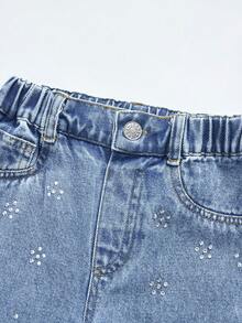 SHEIN Elladie kids 少女牛仔褲，中洗藍色，街頭時尚休閒個性可愛極簡Y2K設計，不對稱彈性腰圍，基本口袋，按扣裝飾，水鑽，寬鬆直筒褲管，柔軟棉質丹寧，無彈力，適合日常穿著、通勤、外出、派對，秋冬新品 - 中等水洗藍 - 查看 5