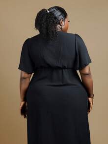 CurvyTilda Große Größen Lässig Elegantes Resort V-Ausschnitt Tailliertes A-Linien Kleid Für Frauen Elegantes Damen Midi Kleid Fließendes Kleid Frühling Bis Sommer Schwarz, Für Sanduhr-Körperform - Schwarz - Übersicht 4