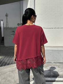 Muchica 酒紅色蕾絲拼接大尺碼女款短袖T恤，適合約會、早午餐、正式場合、辦公室、夜晚，夏季優雅商務休閒風 - 酒紅色 - 查看 2