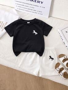 SHEIN Playful Pals 2件套幼儿男童时尚黑白条纹华夫格针织面料口袋圆领短袖T恤和黑色弹力腰字母贴片短裤套装，夏季 - 黑與白 - 查看 11