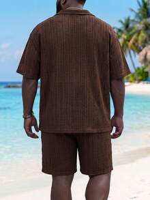 ResortEase Ensemble chemise à manches courtes ajourée et short texturé grande taille pour hommes - Acajou - Voir 2
