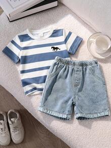 Outfit casual per bambino maschio con maglietta a maniche corte a girocollo con stampa a righe Mustang e pantaloncini di jeans - Bianco - Visualizzare 5