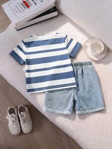 Outfit casual per bambino maschio con maglietta a maniche corte a girocollo con stampa a righe Mustang e pantaloncini di jeans - Bianco - Visualizzare 2