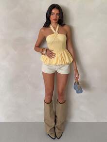 Glamine 女士夏季玉米须黄色吊带上衣，金属扣装饰，吊带领设计，后背褶皱，腰部收褶，蓬松荷叶边下摆，露背无袖荷叶边上衣。优雅浪漫的女士夏季服装，适合度假、约会、毕业季和日常穿着。 - 黃色 - 查看 5