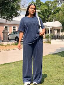 SHEIN EZwear Bộ 2 món áo thun và quần dài nữ cỡ lớn màu đen và xanh navy in chữ nổi. - Màu xanh hải quân - Xem 4