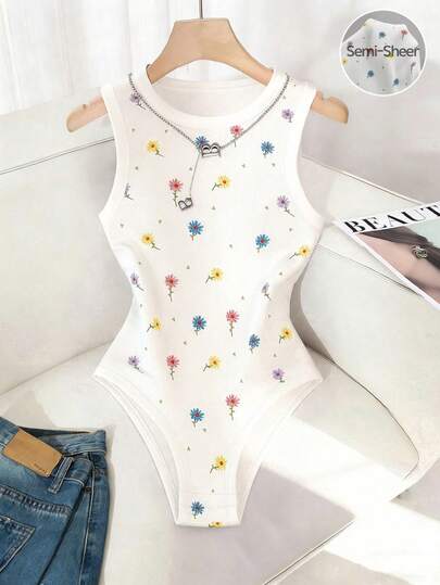 Everyssa Bodysuit sát nách cổ tròn màu trắng mới cho Xuân/Hè, họa tiết hoa cúc nhiều màu, dáng ôm, thiết kế tay quấn, đa năng cho mặc hàng ngày, hẹn hò, đi chơi, có thể mặc như đồ lót hoặc đồ ngoài