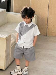 SHEIN Little Byeori 2件組男童休閒日常舒適拼接撞色翻領2合1短袖開襟衫 & 素色梭織短褲套裝 - 灰色 - 查看 2
