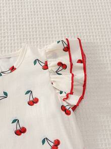 SHEIN Genkimix Kids Áo thun ngắn tay in hình quả anh đào cho bé gái, tươi tắn và năng động, cổ tròn với hai lớp bèo nhún ở vai, viền đỏ, ngọt ngào và tràn đầy năng lượng, thích hợp cho các hoạt động đi chơi và vui chơi hàng ngày. - Đỏ và trắng - Xem 7