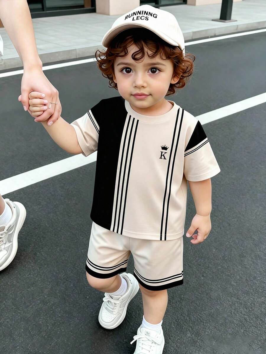 SHEIN Playful Pals 两件套幼儿男童休闲创意皇冠字母印花条纹拼接短袖T恤和短裤套装,适合春、夏、秋季日常穿着,舒适百搭。 - 彩色 - 查看 1