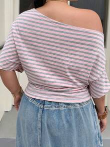 Muchica Áo thun casual size lớn sọc hồng vai bất đối xứng - Hồng - Xem 2