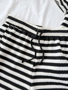 SHEIN Bộ đồ 2 mảnh dành cho bé gái và thiếu niên, chất liệu dệt kim kẻ sọc đen trắng, kiểu dáng thể thao năng động, rộng rãi, cổ tròn, tay ngắn và quần short in họa tiết, thích hợp cho hoạt động thể thao đường phố mùa hè. - Đen và trắng - Xem 6