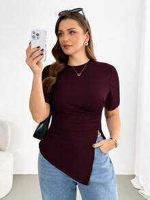SHEIN Essnce Áo thun nữ cỡ lớn thời trang xuân/hè, thoải mái, co giãn, dễ chịu, cơ bản, đa năng, tôn dáng, vạt áo bất đối xứng, eo nhún, tay ngắn, màu đen, trang phục mùa hè, áo ôm dáng, áo đi chơi. - Màu Đỏ Sâu - Xem 3